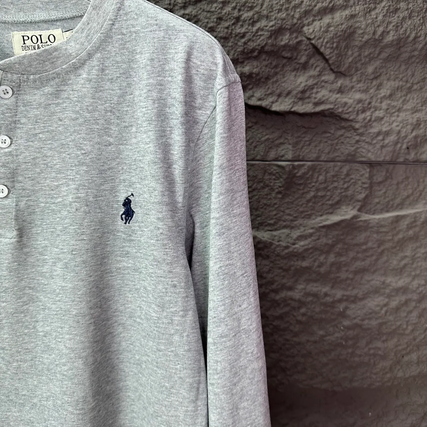 P180 Ralph Lauren 2025 new classic embroidered logo couple's style long-sleeved T-shirt 🔥High version🔥High version🔥 Original fabric Digital direct printing technology Same style as Internet celebrity star High version High quality😘😘 The fabric is made of 280g pure cotton fabric. It feels super comfortable, fashionable and individual. A long-sleeved T-shirt that is super versatile and good-looking. It is very suitable for both men and women. It is a must-have for everyone. Packaging and tags Collar label washed wheat complete 👍 Color: Gray Size: S-XL